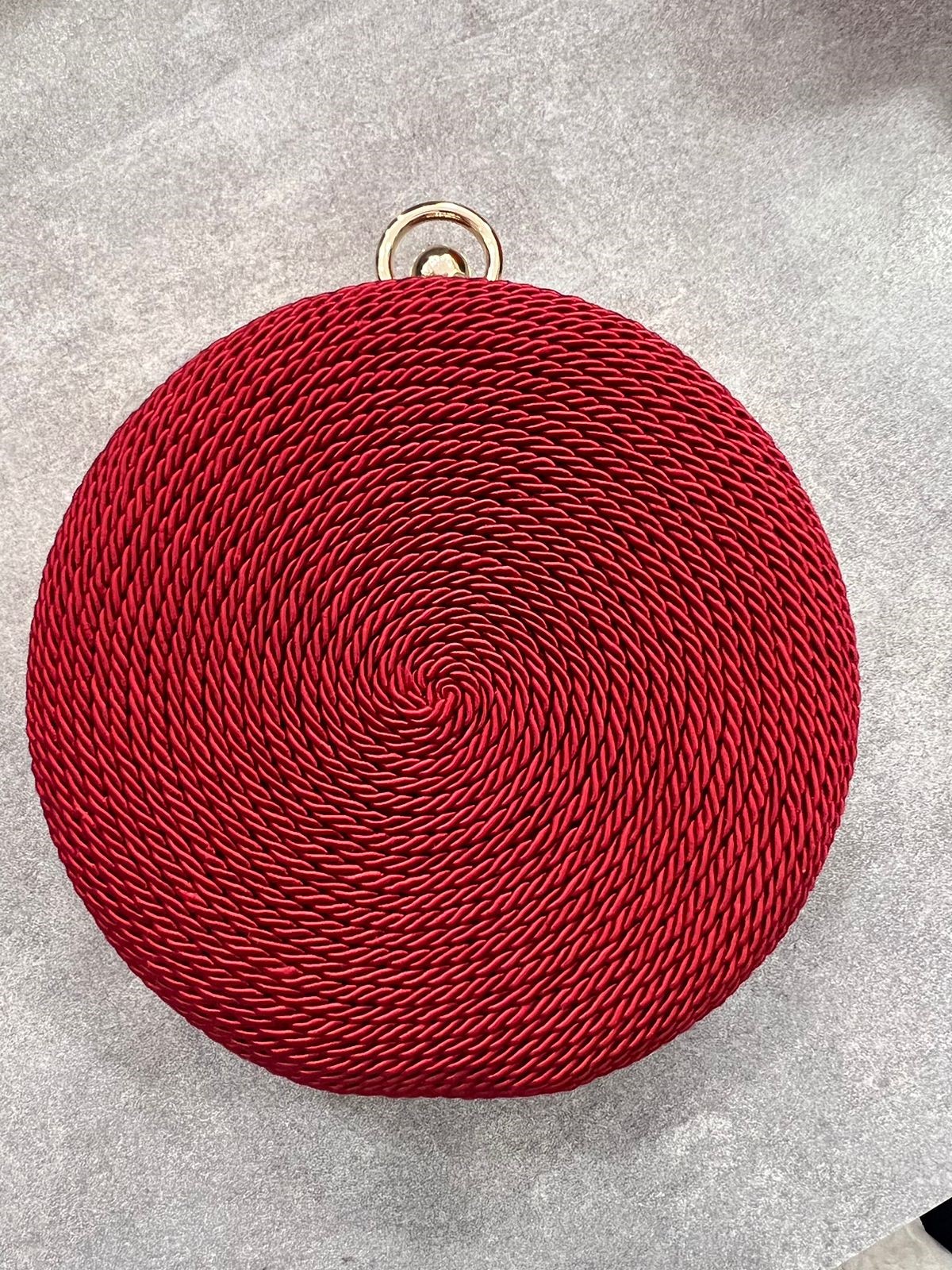 Clutch de corda vermelha redonda